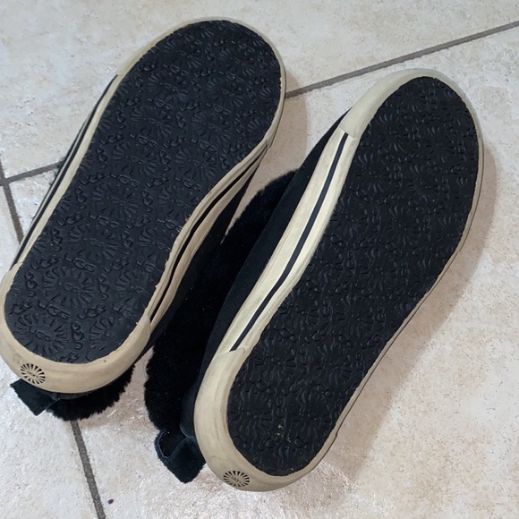 UGG Rylan Slippers - Picture 5 of 8